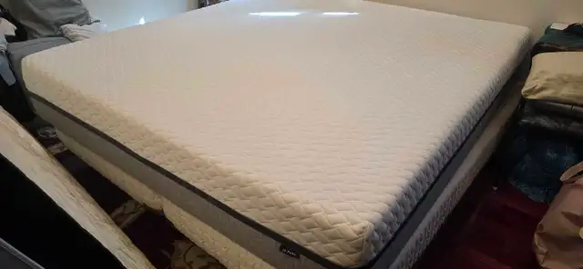 CLEAN & FREE KING SIZE BED