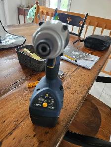 visseuse Rona 14.4 volts , 2 batteries $35. - Photo 2