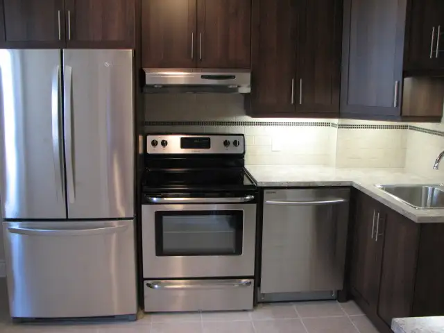 Large Renovated 3-BR 2 Floors - Grand Rénové 3 Chambres 2 Étages