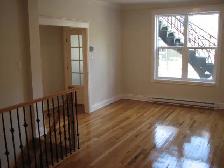 Large Renovated 3-BR 2 Floors - Grand Rénové 3 Chambres 2 Étages - Photo 5