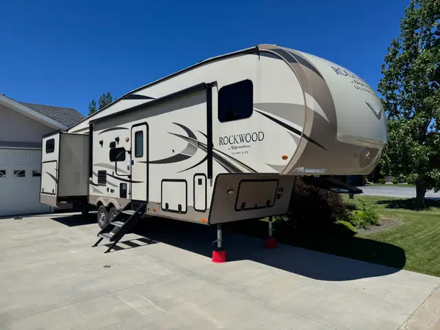 2019 Rockwood Signature Ultralight 8301 5th wheel with warranty