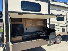 2019 Rockwood Signature Ultralight 8301 5th wheel with warranty - Photo 10