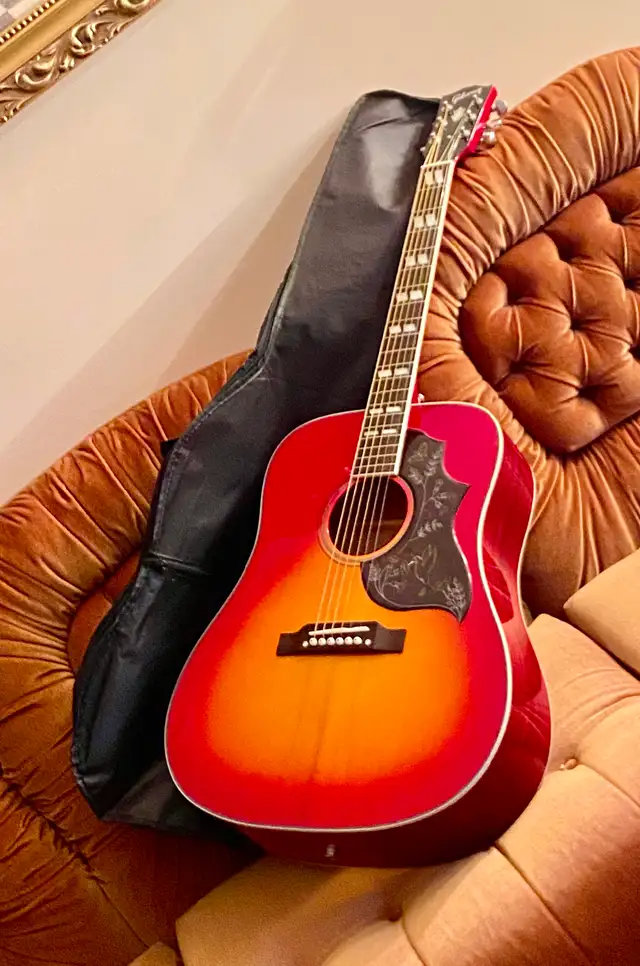 'NEW' Acoustic-Electric Guitar, Hummingbird, Excellent with CASE
