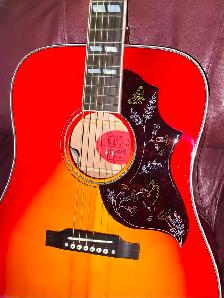 'NEW' Acoustic-Electric Guitar, Hummingbird, Excellent with CASE - Photo 4