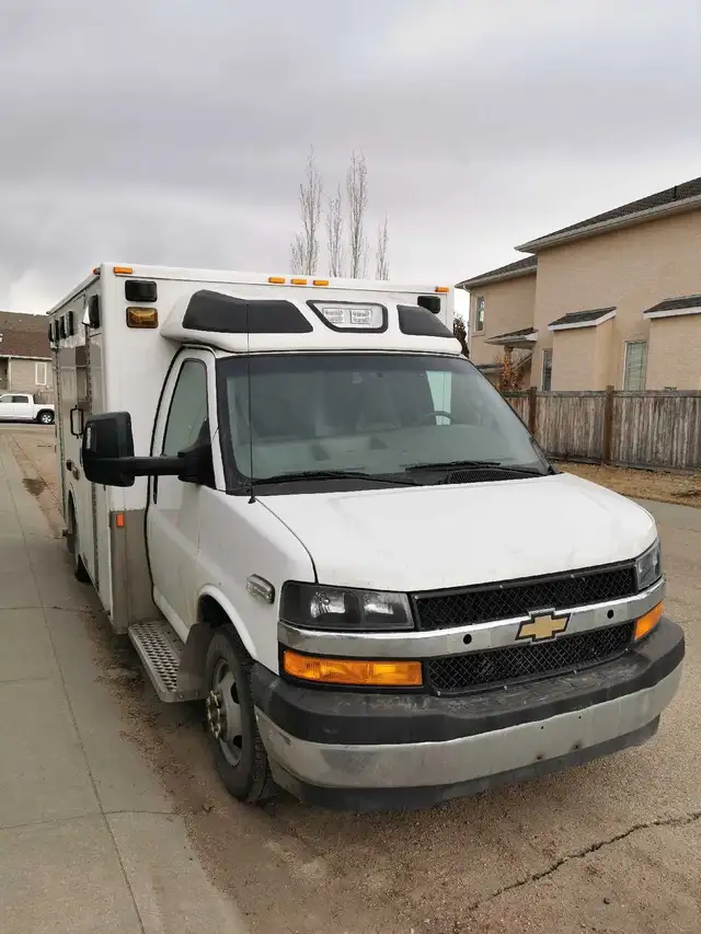 2017 Chevrolet G3500 6L V8 Cube Van w/110V outlets