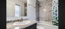 Shared Master bedroom for rent in Brampton Townhome - Photo 3