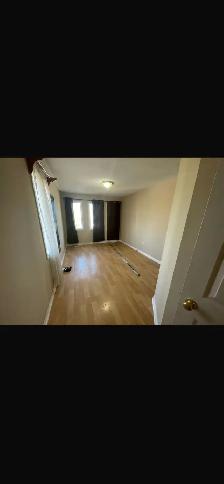 Two male persons -one large room in sharing. Brampton. - Photo 13