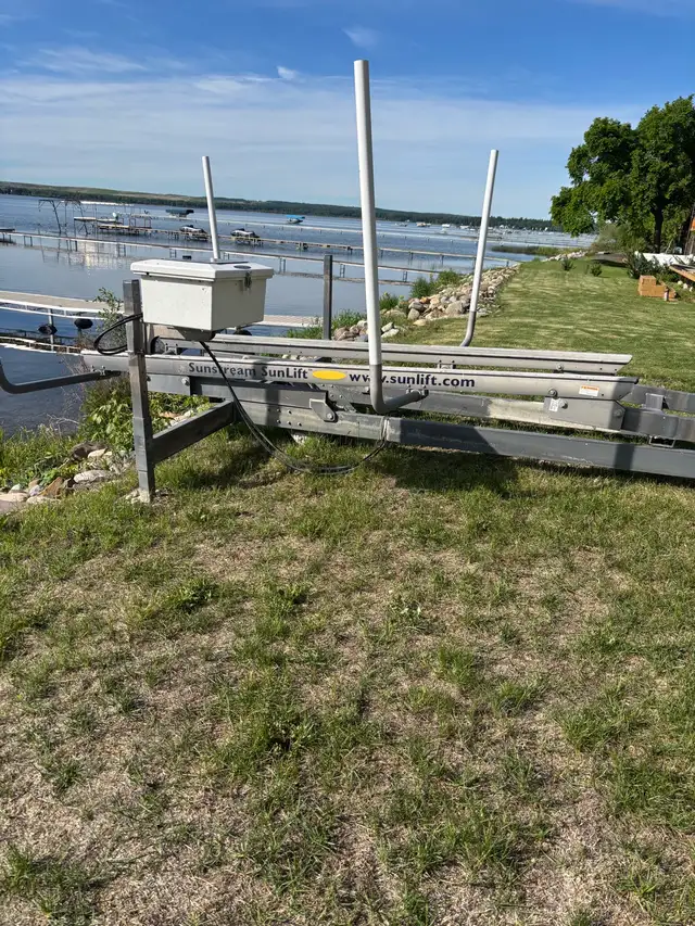 2010 Sunstream Sunlift boat lift