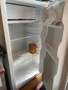 Compact Refrigerator (3.2 CF) in very good condition - Photo 2