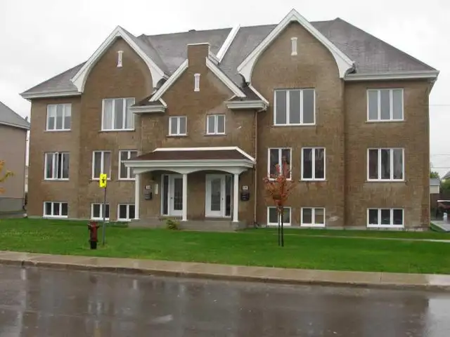 Grand 4 ½ style condo fraichement peinturéRepentigny