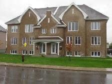 Grand 4 ½ style condo fraichement peinturéRepentigny