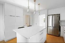 Massive 3 bdrm unit, recently renovated, in fantastic walkab - Photo 2