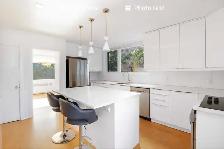 Massive 3 bdrm unit, recently renovated, in fantastic walkab - Photo 4