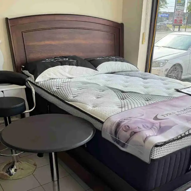 RICH BROWN FINISH SOLID WOOD BED FLOOR MODEL (QUEEN)