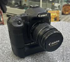 Canon 40D DSLR Camera with Lens and Battery Grip - Photo 2