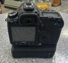 Canon 40D DSLR Camera with Lens and Battery Grip - Photo 4
