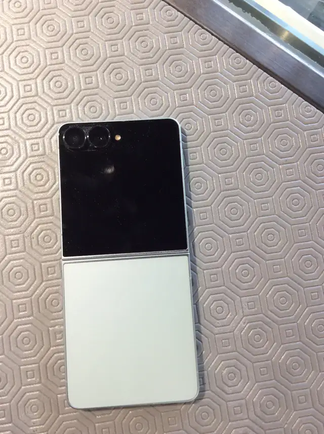 Unlocked Samsung Z Flip 4(256GB) 1-year warranty