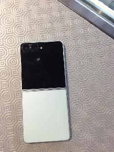 Unlocked Samsung Z Flip 4(256GB) 1-year warranty