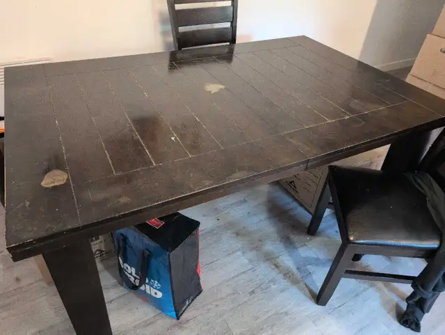 table de cuisine avec rallonge intégré à donner.pas chaise.