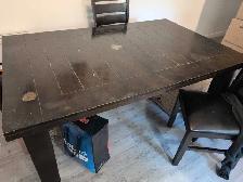 table de cuisine avec rallonge intégré à donner.pas chaise.