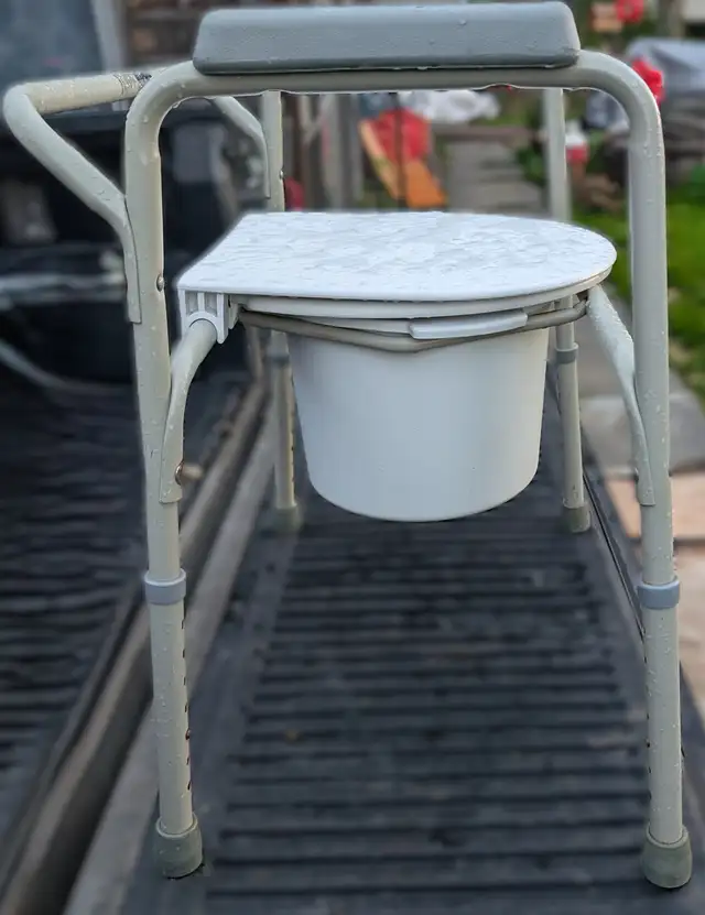 Adjustable commode