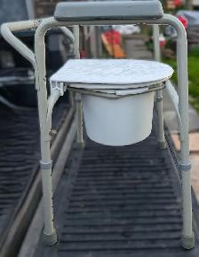 Adjustable commode