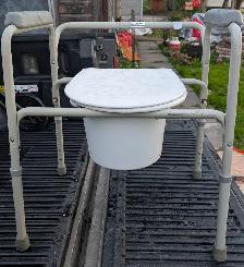 Adjustable commode - Photo 2