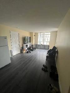 Downtown Mississauga Shared Room | Near Square One, GO Transit - Photo 2