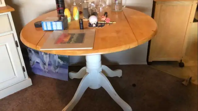 Free Kitchen Table -lots of free stuff here