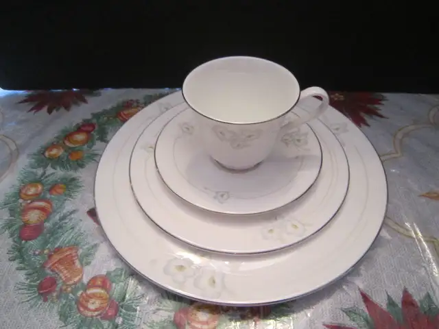 Royal Doulton MYSTIQUE fine bone china seet for 12