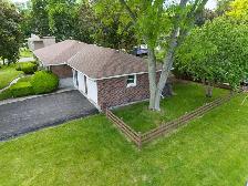 Live in central Old Markham Village - 3 Bedroom, 2 Bath Bungalow - Photo 9