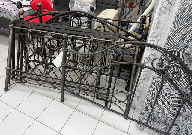ASSORTED HEAD BOARDS DOUBLE AND QUEEN SIZE MUST GO