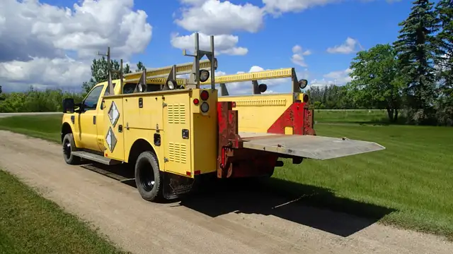 08 Ford F350 diesel 4x4 Service Truck with hydraulic tailgate