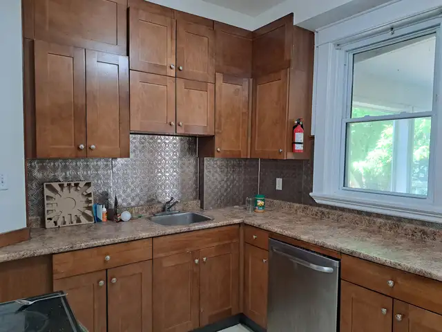 Centrally located 2 bedroom, 2 bathroom unit w/ parking