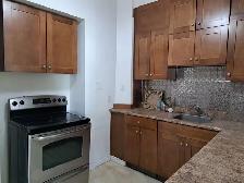 Centrally located 2 bedroom, 2 bathroom unit w/ parking - Photo 2