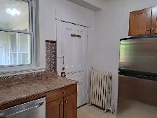 Centrally located 2 bedroom, 2 bathroom unit w/ parking - Photo 3
