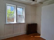 Centrally located 2 bedroom, 2 bathroom unit w/ parking - Photo 5