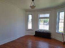 Centrally located 2 bedroom, 2 bathroom unit w/ parking - Photo 7