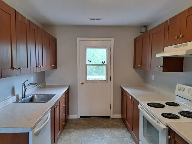 Bright & spacious 2 bedroom upper unit, minutes to PRHC