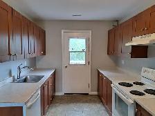 Bright & spacious 2 bedroom upper unit, minutes to PRHC