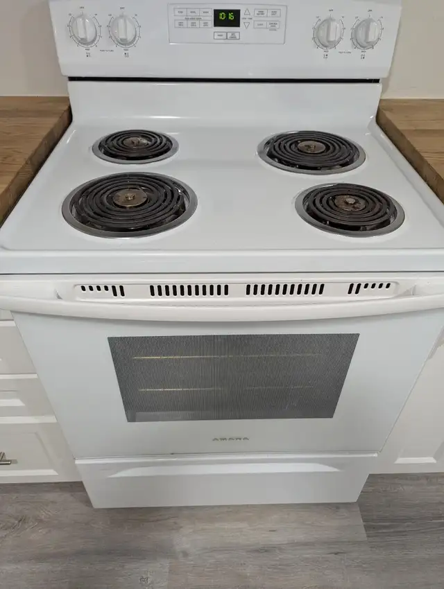 Stove, Washer/Dryer and Fridge in Excellent Condition