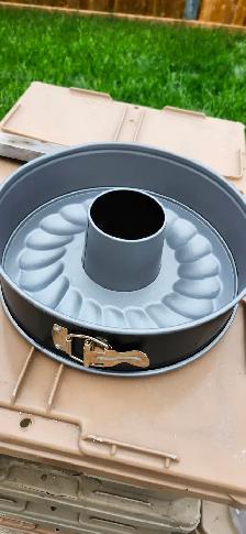 Excellent condition 2 cake pans for sale!
