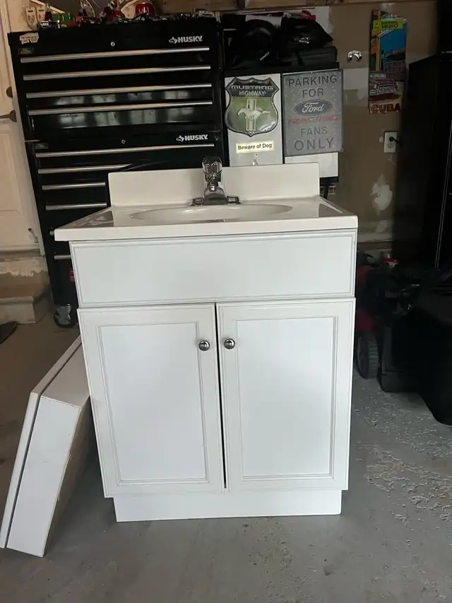 bathroom, vanity, sink, Faucett and mirror