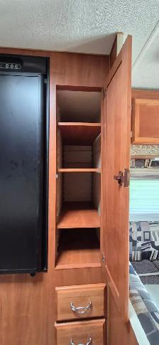 Lance 915 Truck Camper - Photo 4