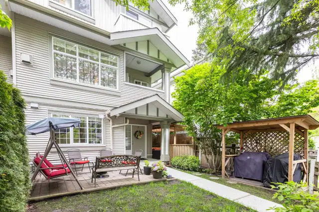 4br 3 Bath w/Cozy Patio South Surrey Whiterock