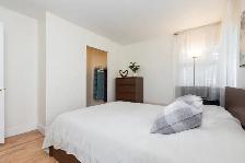 4br 3 Bath w/Cozy Patio South Surrey Whiterock - Photo 17