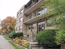 Bachelor Apartment - walk to Subway !!!