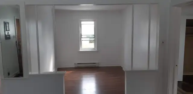 Bright Upstairs 1.5 Beds Apartment near Eastcourt Mall-1270$