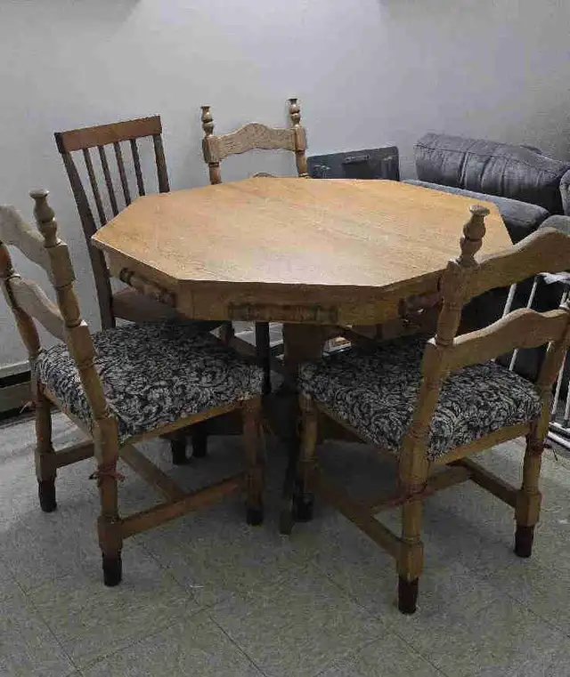Table de cuisine en chêne.