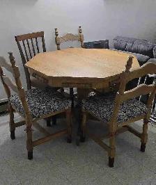 Table de cuisine en chêne.